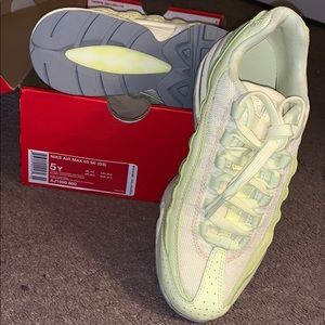 Big kids Nike air max 95 brand new.Color citron